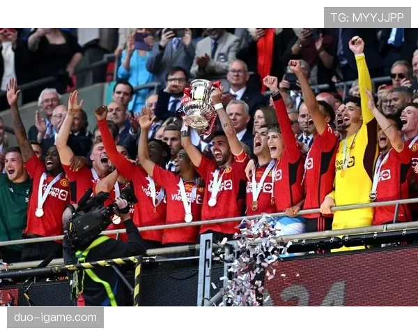 曼联的“体系崩塌”：滕哈格的战术争议与豪门定位危机