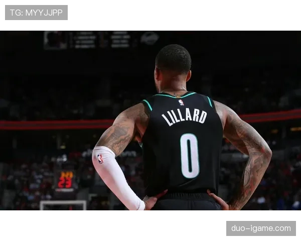 利拉德休赛期还在凌晨四点练投篮，邻居说他家车库灯一年没灭过